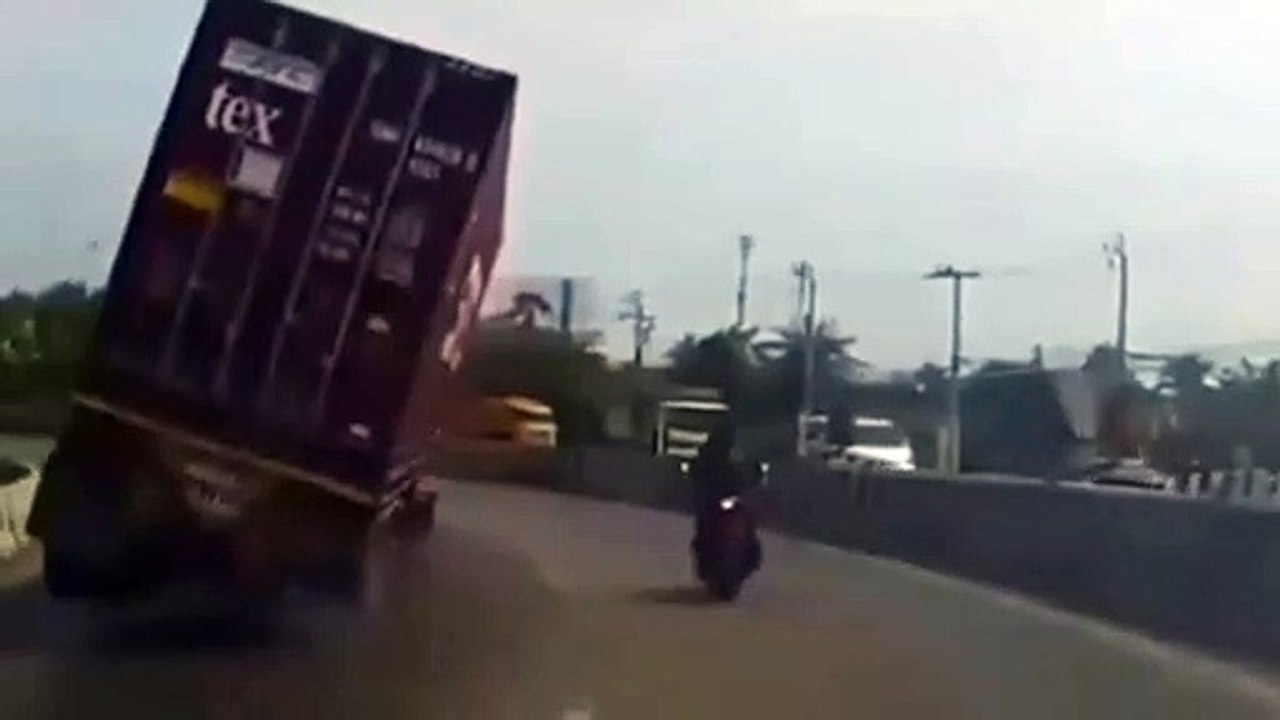 Kecelakaan Kontainer Oleng Jatuh Dan Hampir Mengenai Pengendara Motor