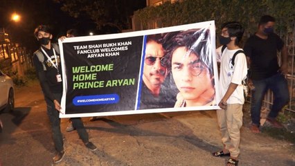 Aryan Khan को जमानत मिलने के बाद Fans ने मन्नत के बाहर ऐसे मनाया जश्न | FilmiBeat