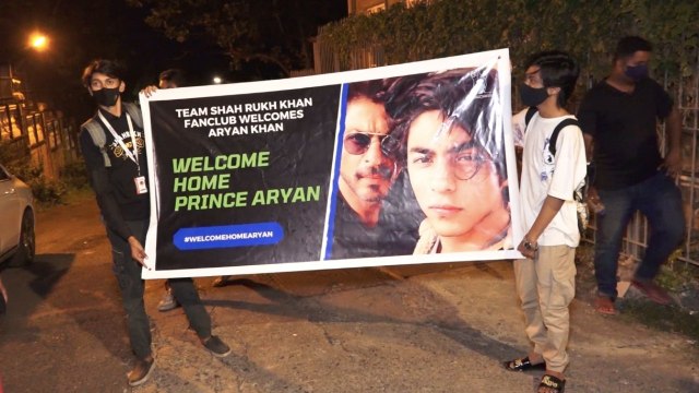 Aryan Khan को जमानत मिलने के बाद Fans ने मन्नत के बाहर ऐसे मनाया जश्न | FilmiBeat