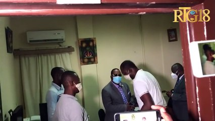 Jij depè Philippe Vincent ap fè konsta dega yo nan biwo jij Garry Orélien.