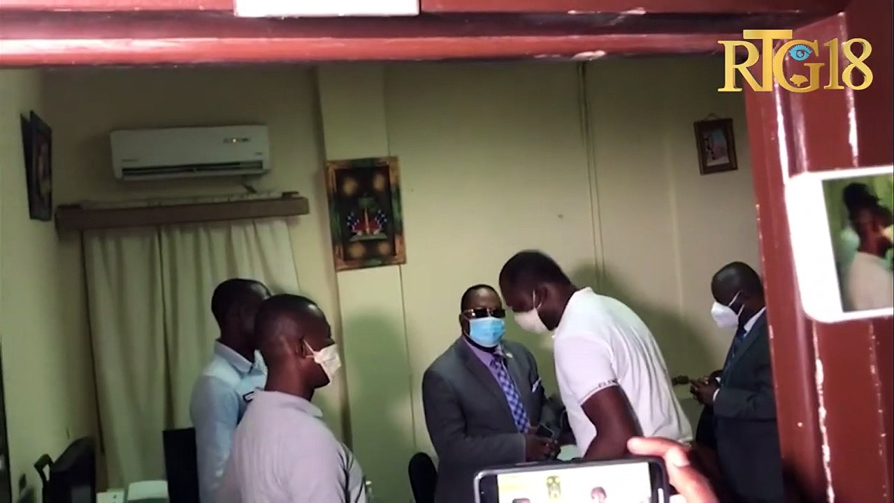 Jij depè Philippe Vincent ap fè konsta dega yo nan biwo jij Garry Orélien.