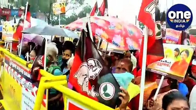 ஜெயலலிதாவின் பிரச்சார வாகனத்தில் வந்து மதுரை தேவர் சிலைக்கு மரியாதை செய்தார் வி.கே.சசிகலா