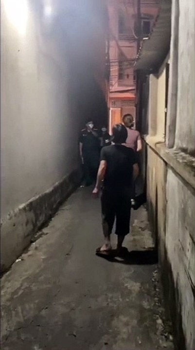 Clip: Đón bố đi cách ly về, con ngơ ngơ ngác hỏi: Bố đâu mẹ ơi