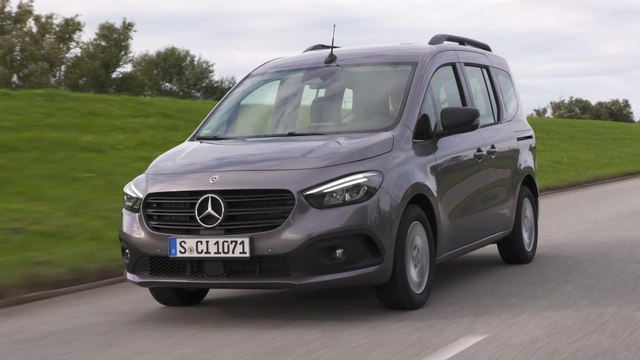 The new Mercedes-Benz Citan Tourer 113 in chromite grey Driving Video