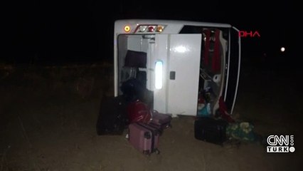 Sağlıkçıları taşıyan midibüs devrildi: 1 ölü, 24 yaralı