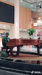 đánh piano ở bệnh viện