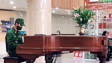 đánh piano ở bệnh viện