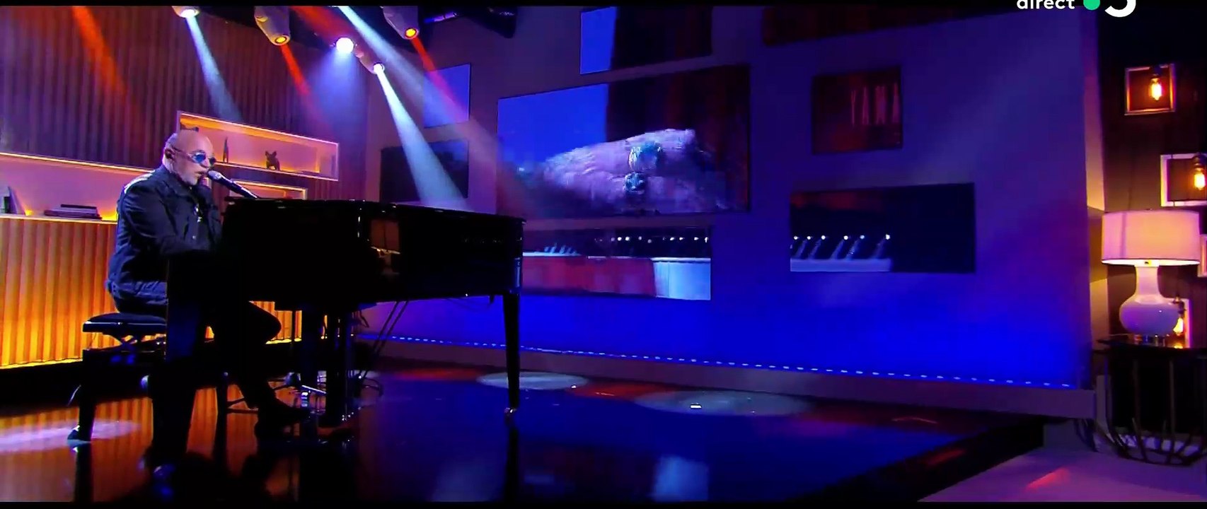 Pascal Obispo déstabilisé en plein direct dans "C à vous" sur France 5 alors qu'il est en train de chanter: "Je vais la refaire!"