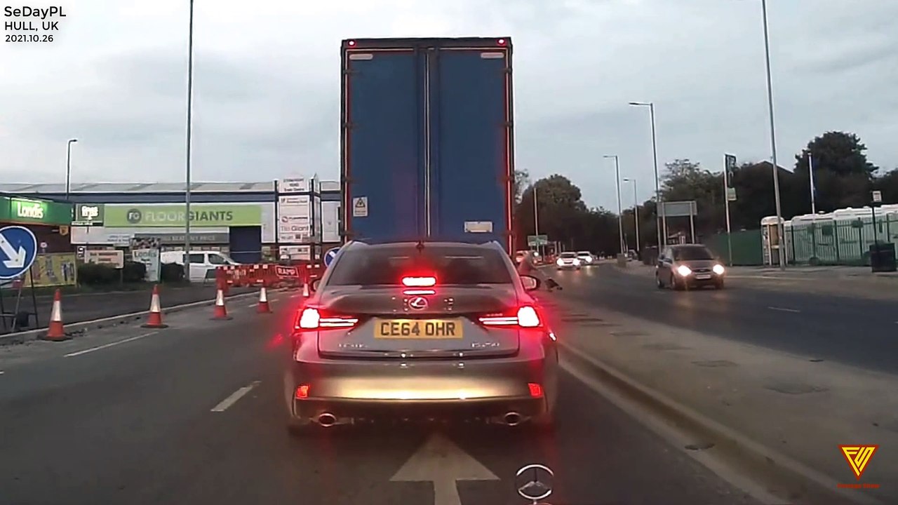 HGV driver helped the elderly woman cross the road. 2021.10.26 — HULL, UK