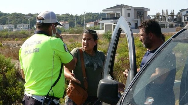Eşini kurtarmak için geldi, polis ‘karakola gideceksiniz’ deyince gerçeği itiraf etti