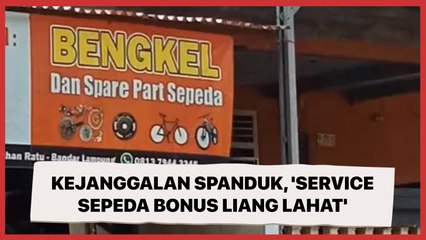 Wanita Soroti Kejanggalan Spanduk Bengkel, 'Service Sepeda Bonus Liang Lahat'