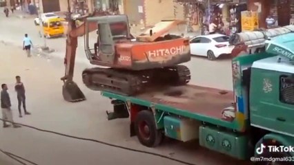 سائق حفار يغير قوانين الفزياء نزل ازي عبقرية المصريينقبل عمرو اديب