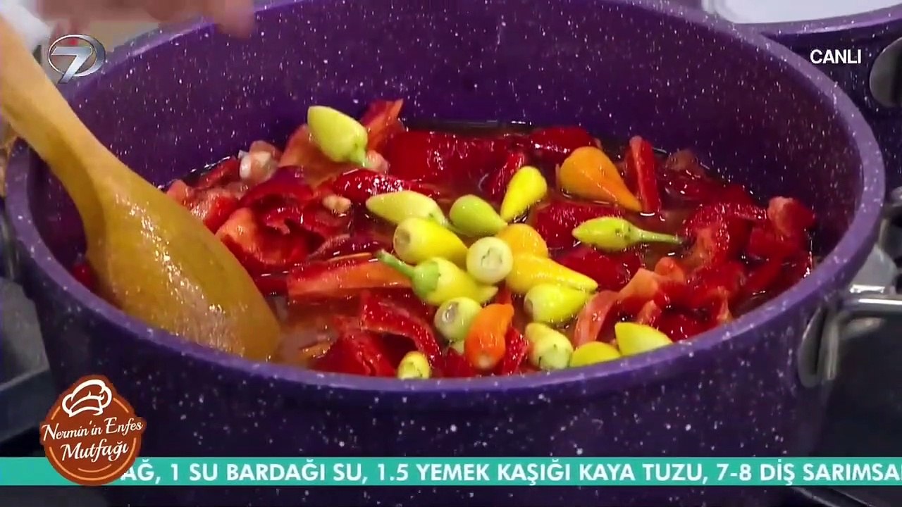 En kolay yağlı biber turşusu nasıl yapılır?