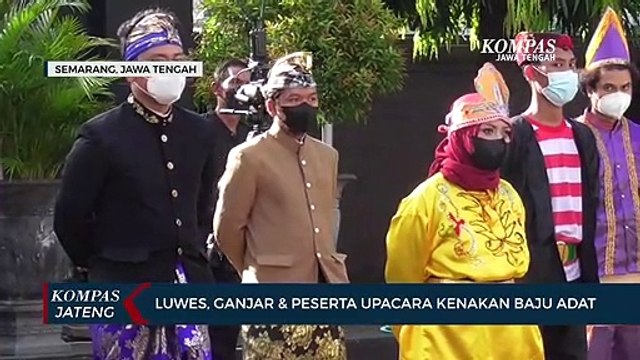 Luwes, Ganjar & Peserta Upacara Kenakan Baju Adat
