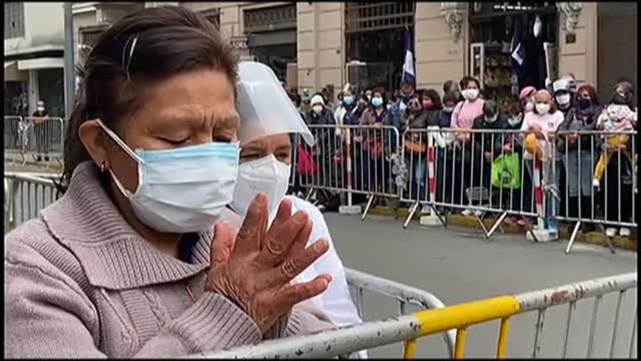 Miles de fieles visitan al Señor de los Milagros en Lima para pedirle el fin de la pandemia