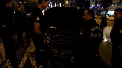 Kediye çarpmamak için direksiyonu kıran sürücü refüje çıktı