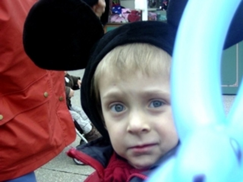 Danse sur la musique du petit train des Personnages Disney