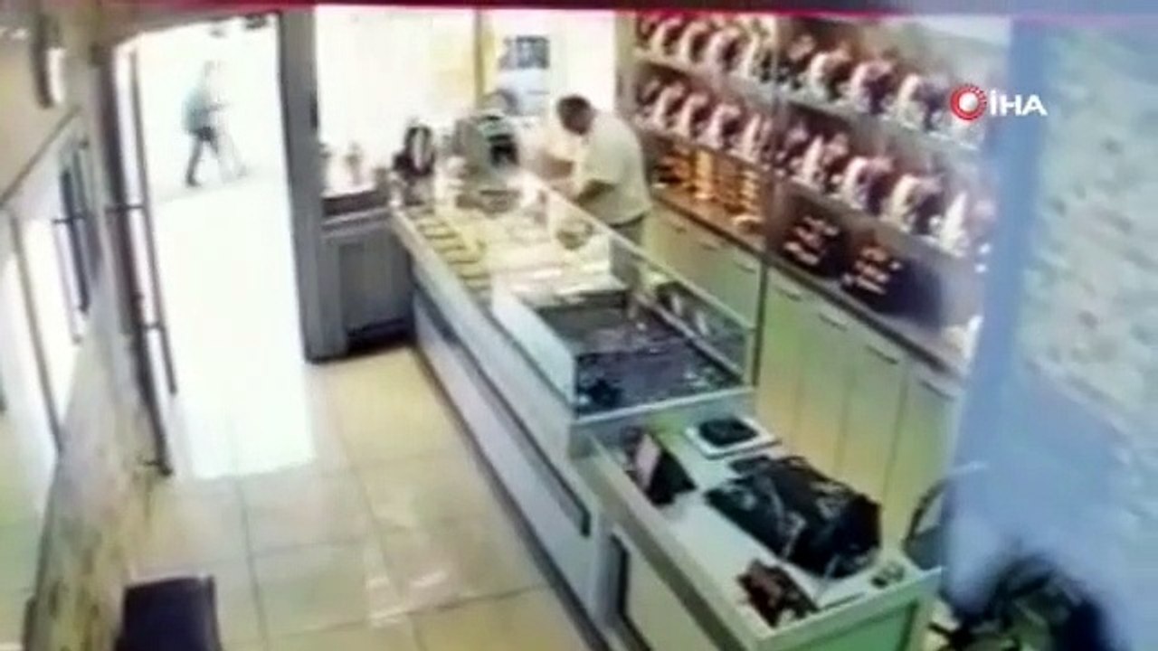 Kuyumcuda soyguncu dehşeti!