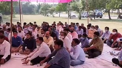 शिक्षा संकुल में धरने पर विवि शिक्षक