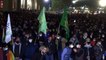 Milano, luci e cori contro Renzi: in diecimila all'Arco della Pace contro lo stop del Ddl Zan