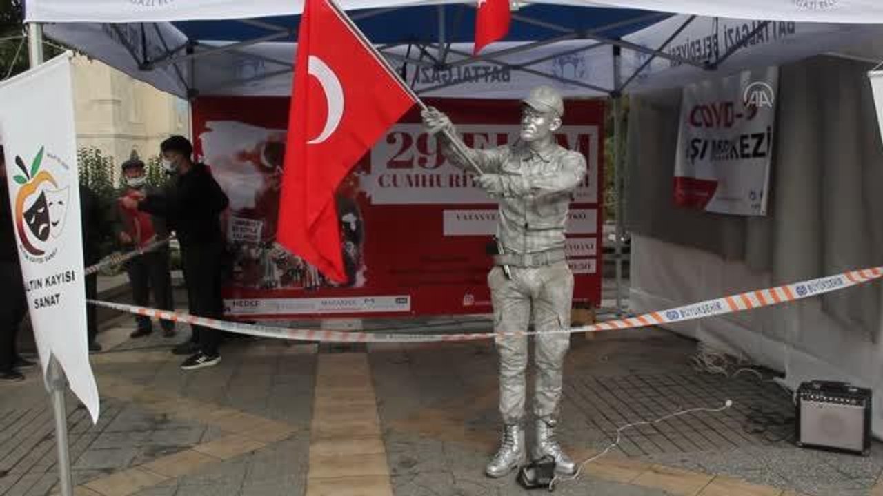 "Vatan-Bayrak" temalı canlı heykel gösterisinde rekor denemesi