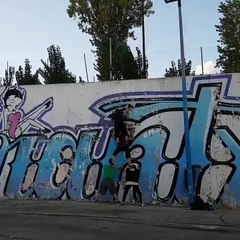 Travail d'équipe pour grimper sur un mur