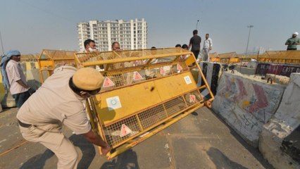 Descargar video: Barricades removed from Delhi's Tikri and Ghazipur border