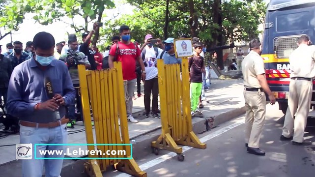 शाहरुख खान के बंगले 'मन्नत' के बाहर मुंबई पुलिस ने लगाया बैरिकेड, देखिये पूरा वीडियो