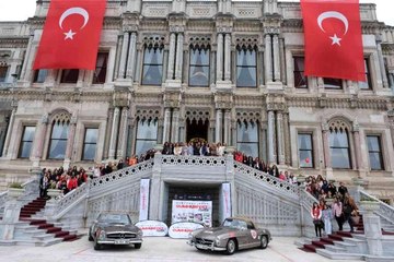 Klasik otomobil tutkunları Cumhuriyet Rallisi'nde bir araya geldi