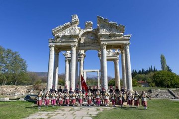 Efeler, Cumhuriyet Bayramı'nı 2 bin 500 yıllık antik kentte kutladı