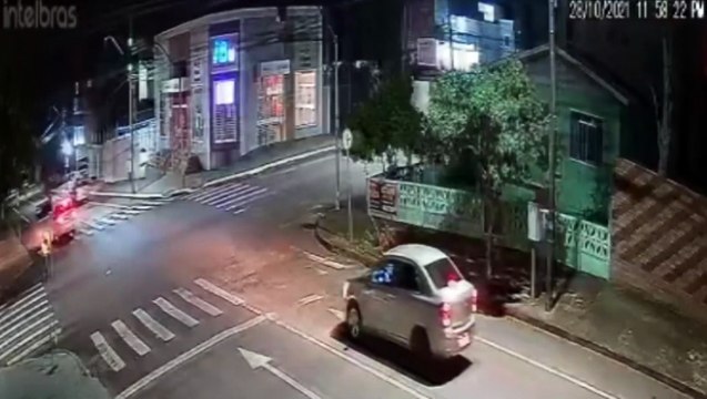 Impressionante: Veja o momento que Monza avança sinal fechado, colide em árvore e capota