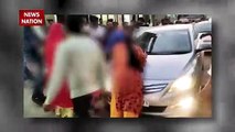 Video viral : पिता का एक महिला से चल रहा था अफेयर, बेटियों ने चलती कार से उतारकर धुना