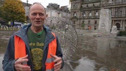 Un artista alemán recorre 60 ciudades caminando dentro de una esfera de 160 kilos de peso