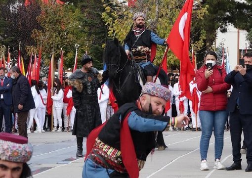 ÇORUM'DAKİ KUTLAMALARA ATLARLA GELEN EFELER ZEYBEK OYNADI