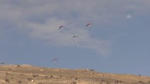 Yamaç paraşütçüleri Cumhuriyet Bayramını gökyüzüne Türk bayrağı açarak kutladı
