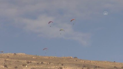 Yamaç paraşütçüleri Cumhuriyet Bayramını gökyüzüne Türk bayrağı açarak kutladı