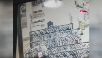 ÇALDIĞI EŞOFMANI GİYİP MAĞAZANIN ÖNÜNDEN GEÇİNCE YAKALANDI