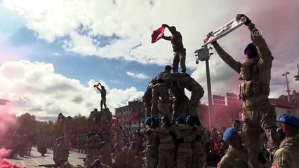 Kastamonu’daki 29 Ekim töreninde askerlerden Erdoğan fotoğraflı kutlama