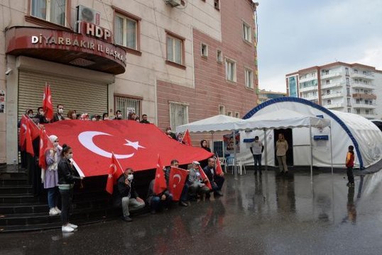 EVLAT NÖBETİ TUTAN AİLELER, 29 EKİM'İ İSTİKLAL MARŞI'NI OKUYARAK KUTLADI