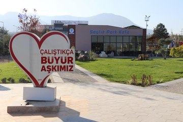 Merkezefendi Belediyesince yaptırılan sağlıkçı heykelleri tepkiler üzerine kaldırıldı