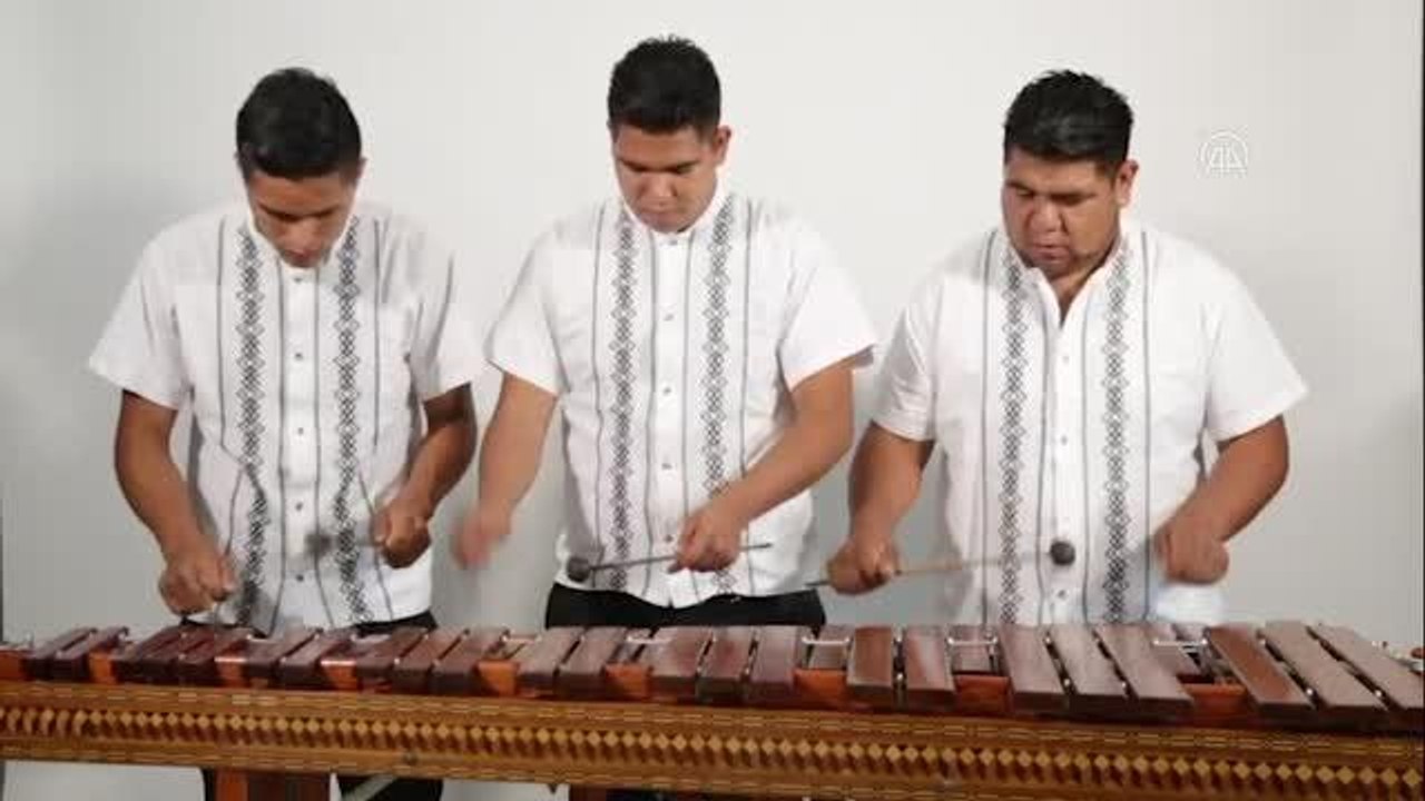 Meksikalı sanatçılar, enstrümanlarıyla İstiklal Marşı'nı seslendirdi