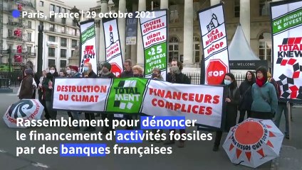 A Paris, des militants dénoncent le financement des énergies fossiles par des banques