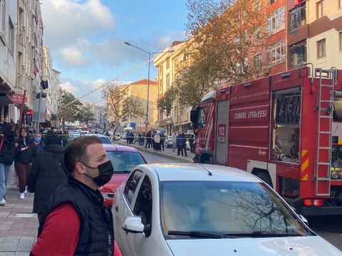 Son dakika haberleri | ÜMRANİYE'DE ÜÇ KATLI BİNANIN ÇATISINDA YANGIN