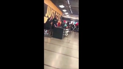 Ils dévalisent un Nike Store et personne ne fait rien (États-Unis)