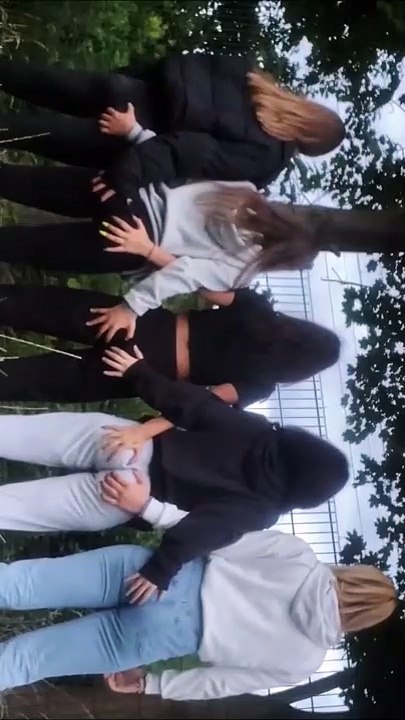 Des jolies filles dansent pour vous...