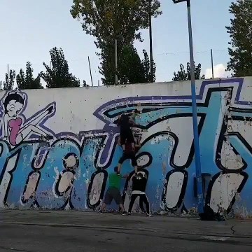 Un joli travail d'équipe pour grimper un mur