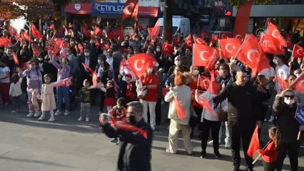 500 metre uzunluğundaki Türk bayrağıyla kortej yürüyüşü yapıldı