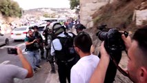 القوات الإسرائيلية تعتقل فلسطينيين يحتجون على هدم مقبرة في القدس