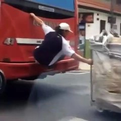 Un manière assez dangereuse de prendre les transports en commun !