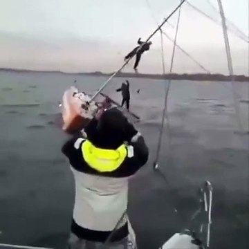 La technique de faire passer un voilier sous un pont !